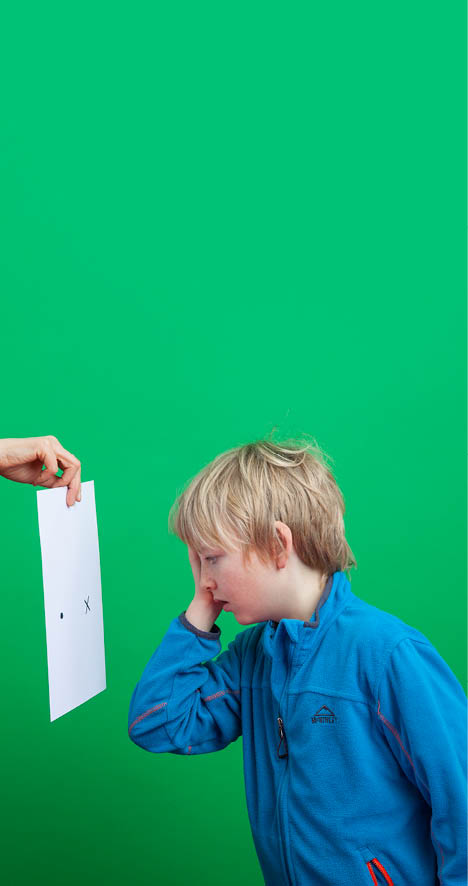 Vevey, le 11 février 2015, Expériences de physiques proposées par l'espace des inventions de Lausanne, ici Léonard expériment la tache aveugle    Mathieu Rod