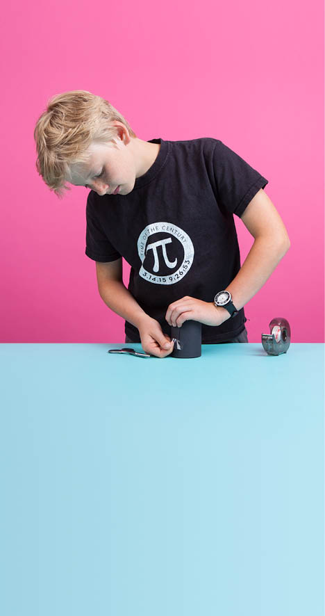 Vevey, le 24 juin 2015, Expérience de physique pour les enfants proposées par l espace des inventions de Lausanne, démonstration de Léonard, ici l expérience du four solaire    Mathieu Rod