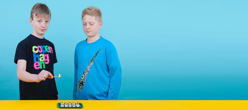 Vevey, le 5 avril 2017, Expérience de physique pour les enfants proposées par l espace des inventions de Lausanne, démonstration de Léonard et Léo, ici l expérience de l apéricube magique    Mathieu Rod