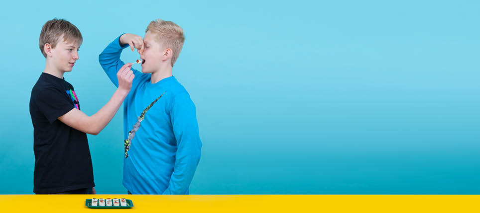 Vevey, le 5 avril 2017, Expérience de physique pour les enfants proposées par l espace des inventions de Lausanne, démonstration de Léonard et Léo, ici l expérience de l apéricube magique    Mathieu Rod