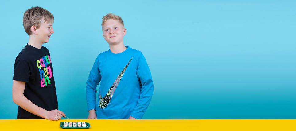 Vevey, le 5 avril 2017, Expérience de physique pour les enfants proposées par l espace des inventions de Lausanne, démonstration de Léonard et Léo, ici l expérience de l apéricube magique    Mathieu Rod