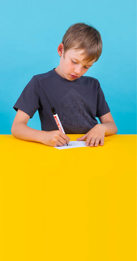 Vevey, le 24 aout 2016, Expérience de physique pour les enfants proposées par l espace des inventions de Lausanne, démonstration de Oscar, ici l expérience de la flèche et le phénomène de réfraction    Mathieu Rod