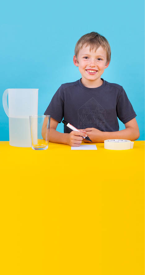 Vevey, le 24 aout 2016, Expérience de physique pour les enfants proposées par l espace des inventions de Lausanne, démonstration de Oscar, ici l expérience de la flèche et le phénomène de réfraction    Mathieu Rod