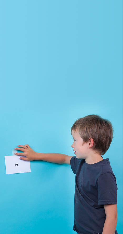 Vevey, le 24 aout 2016, Expérience de physique pour les enfants proposées par l espace des inventions de Lausanne, démonstration de Oscar, ici l expérience de la flèche et le phénomène de réfraction    Mathieu Rod