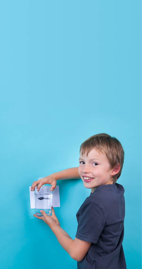 Vevey, le 24 aout 2016, Expérience de physique pour les enfants proposées par l espace des inventions de Lausanne, démonstration de Oscar, ici l expérience de la flèche et le phénomène de réfraction    Mathieu Rod