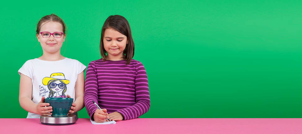 Vevey, le 25 mai 2016, Expérience de physique pour les enfants proposées par l espace des inventions de Lausanne, démonstration de (de g à d) Chloé et Justine, ici l expérience Euréka    Mathieu Rod