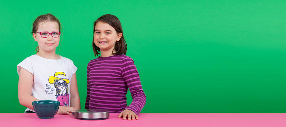 Vevey, le 25 mai 2016, Expérience de physique pour les enfants proposées par l espace des inventions de Lausanne, démonstration de (de g à d) Chloé et Justine, ici l expérience Euréka    Mathieu Rod