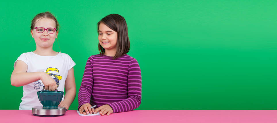 Vevey, le 25 mai 2016, Expérience de physique pour les enfants proposées par l espace des inventions de Lausanne, démonstration de (de g à d) Chloé et Justine, ici l expérience Euréka    Mathieu Rod