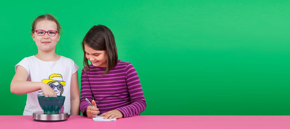 Vevey, le 25 mai 2016, Expérience de physique pour les enfants proposées par l espace des inventions de Lausanne, démonstration de (de g à d) Chloé et Justine, ici l expérience Euréka    Mathieu Rod