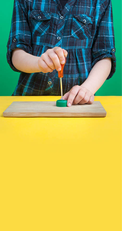Vevey, le 22 avril 2015, Expérience de physique pour les enfants proposées par l espace des inventions de Lausanne, démonstration de Léa, ici l expérience de coriolis    Mathieu Rod