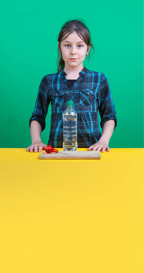 Vevey, le 22 avril 2015, Expérience de physique pour les enfants proposées par l espace des inventions de Lausanne, démonstration de Léa, ici l expérience de coriolis    Mathieu Rod