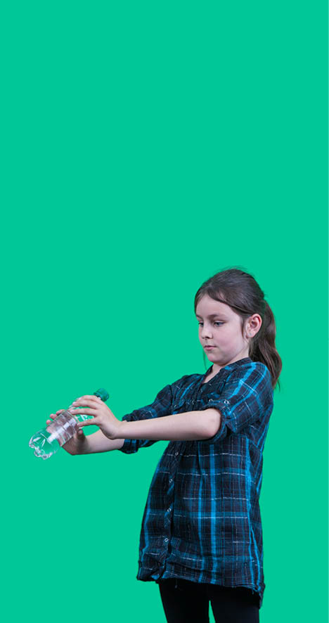 Vevey, le 22 avril 2015, Expérience de physique pour les enfants proposées par l espace des inventions de Lausanne, démonstration de Léa, ici l expérience de coriolis    Mathieu Rod