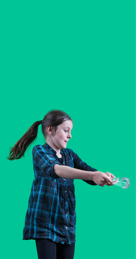 Vevey, le 22 avril 2015, Expérience de physique pour les enfants proposées par l espace des inventions de Lausanne, démonstration de Léa, ici l expérience de coriolis    Mathieu Rod