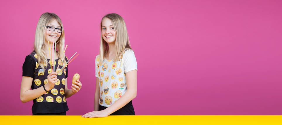 Vevey, le 24 février 2016, Expérience de physique pour les enfants proposées par l espace des inventions de Lausanne, démonstration de (de gauche à droite) Maïté et Lorie, ici le défi patate    Mathieu Rod