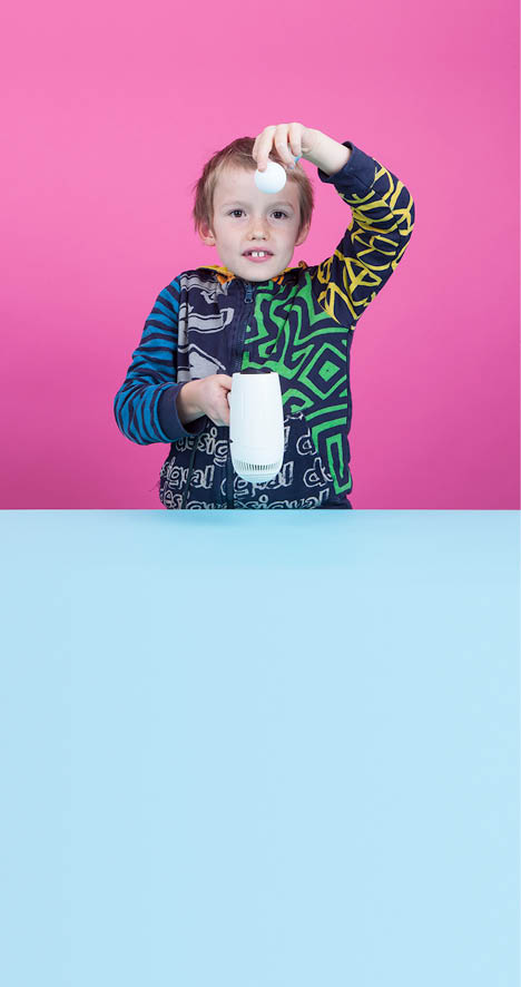 Vevey, le 24 novembre 2015, Expérience de physique pour les enfants proposées par l espace des inventions de Lausanne, démonstration de Oscar, ici l expérience foehn et de la balle de ping-pong volante    Mathieu Rod