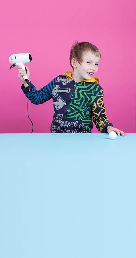 Vevey, le 24 novembre 2015, Expérience de physique pour les enfants proposées par l espace des inventions de Lausanne, démonstration de Oscar, ici l expérience foehn et de la balle de ping-pong volante    Mathieu Rod