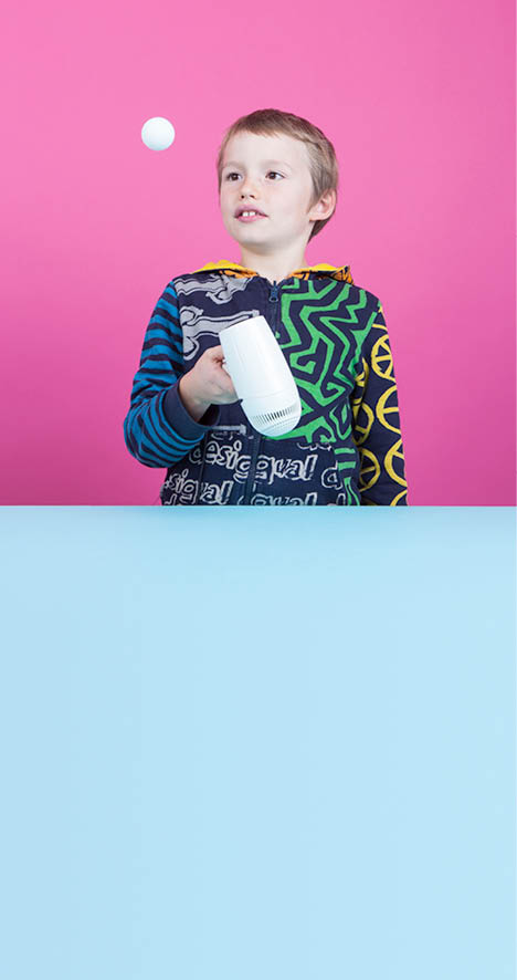 Vevey, le 24 novembre 2015, Expérience de physique pour les enfants proposées par l espace des inventions de Lausanne, démonstration de Oscar, ici l expérience foehn et de la balle de ping-pong volante    Mathieu Rod