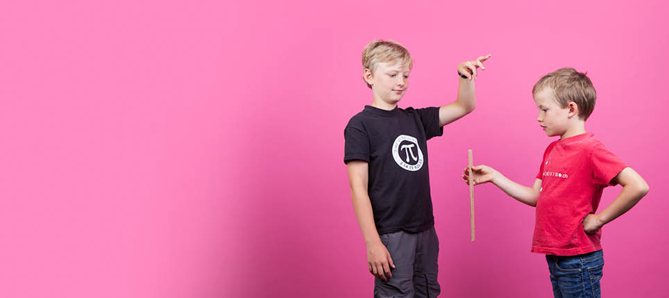 Vevey, le 24 juin 2015, Expérience de physique pour les enfants proposées par l espace des inventions de Lausanne, démonstration de Oscar (en rouge) et Léonard (en noir), ici l expérience du réflexe    Mathieu Rod