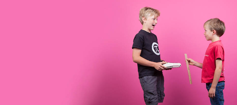 Vevey, le 24 juin 2015, Expérience de physique pour les enfants proposées par l espace des inventions de Lausanne, démonstration de Oscar (en rouge) et Léonard (en noir), ici l expérience du réflexe    Mathieu Rod