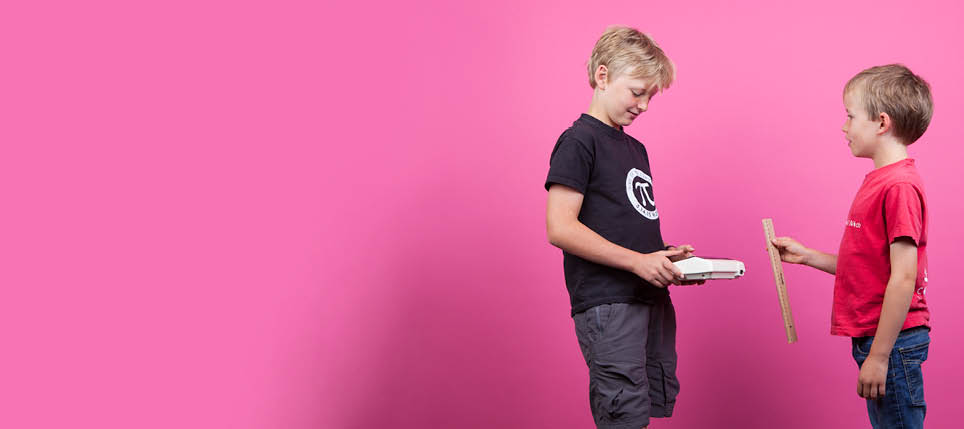 Vevey, le 24 juin 2015, Expérience de physique pour les enfants proposées par l espace des inventions de Lausanne, démonstration de Oscar (en rouge) et Léonard (en noir), ici l expérience du réflexe    Mathieu Rod