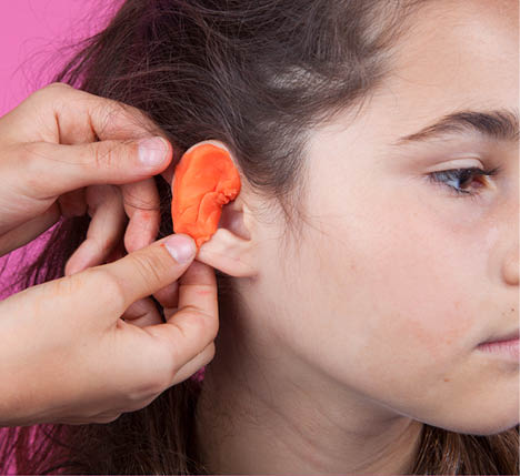 Genève, le 14 juin 2017, Université de Genève, faculté des sciences, expérience de mathématique pour les enfants proposées par bioscope, démonstration de Livia et Anna, ici l expérience de la direction du son    Mathieu Rod