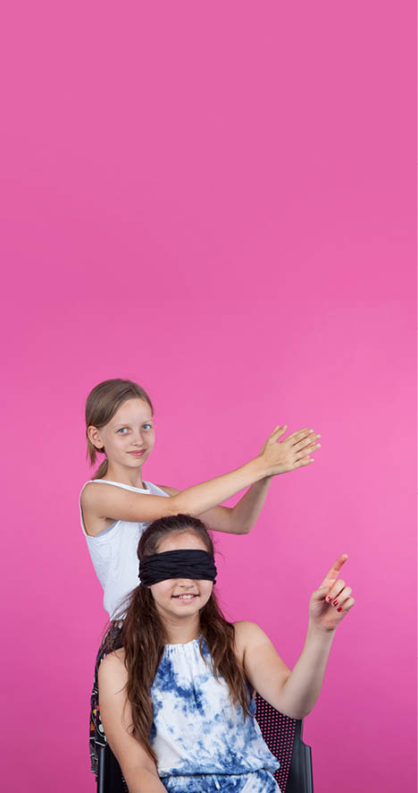 Genève, le 14 juin 2017, Université de Genève, faculté des sciences, expérience de mathématique pour les enfants proposées par bioscope, démonstration de Livia et Anna, ici l expérience de la direction du son    Mathieu Rod